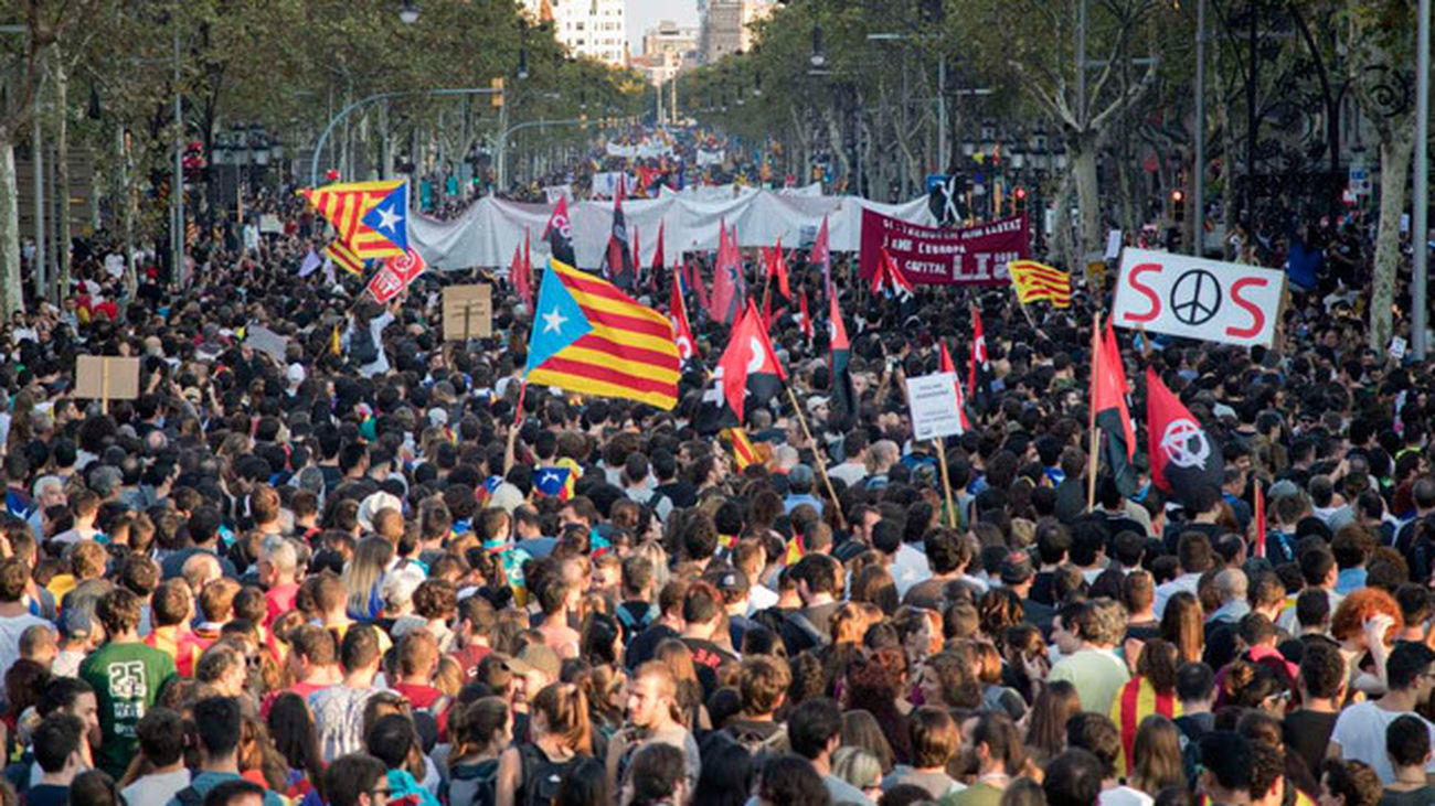 Miles de personas se manifiestan en Barcelona contra la actuación policial