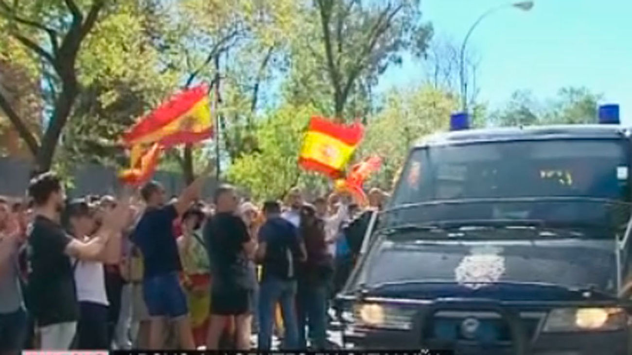 Zoido culpa a Puigdemont de alentar el acoso y el odio a policías y guardias civiles