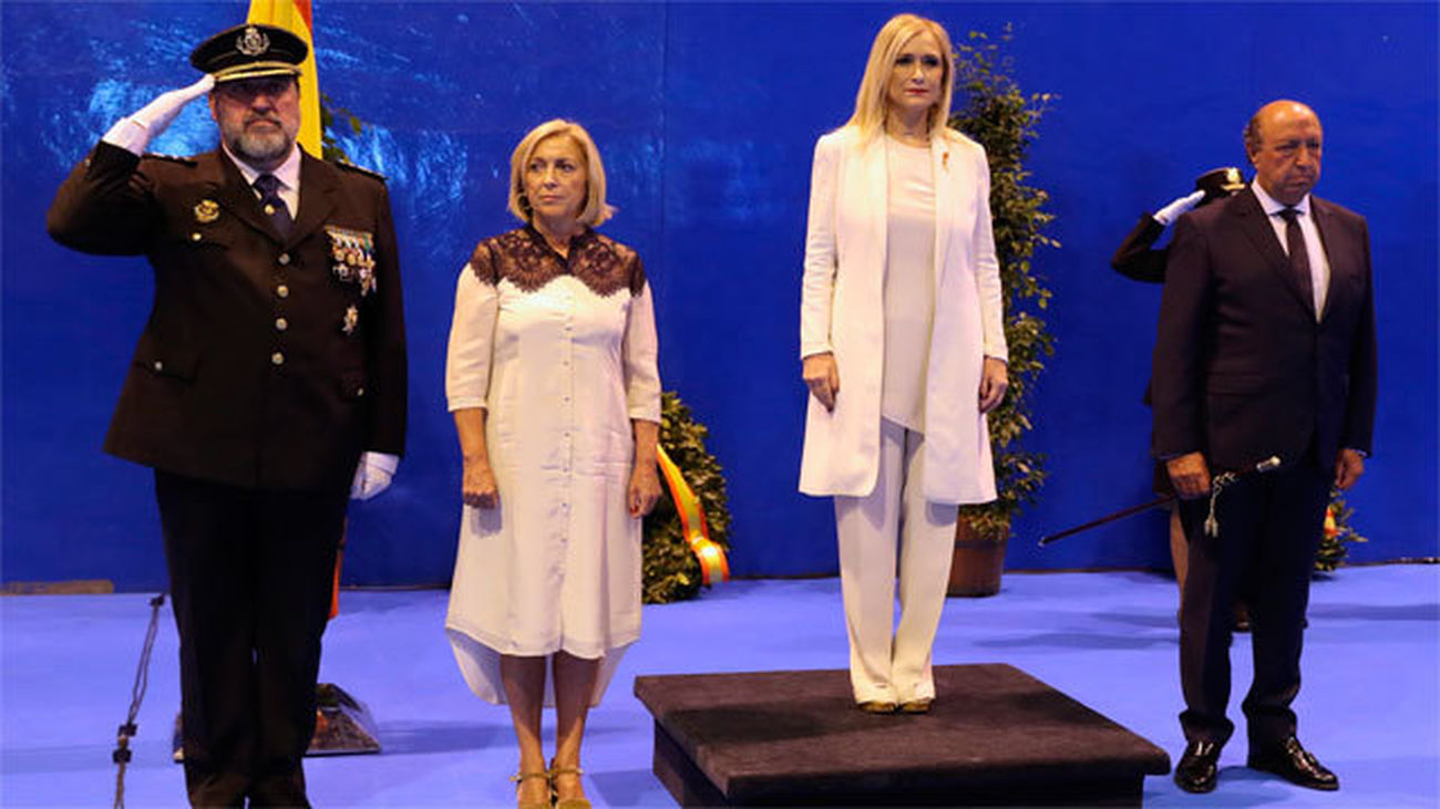 Cifuentes denuncia el "intolerable acoso" a la Policía y Guardia Civil y  la "cobardía" de los los Mossos