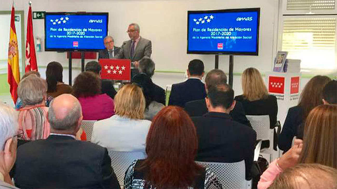 La Comunidad contratará 1.000 trabajadores para  las residencias de mayores en los próximos 4 años