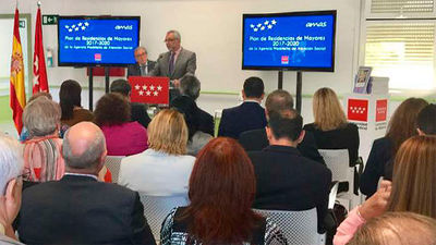 La Comunidad contratará 1.000 trabajadores para  las residencias de mayores en los próximos 4 años