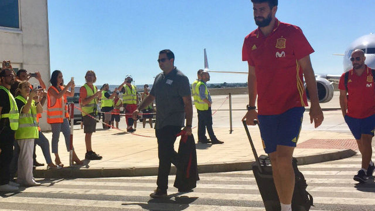 Unos 200 aficionados reciben a la selección y con disparidad sobre Piqué