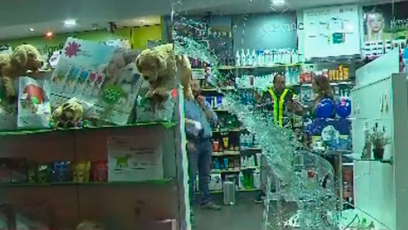 Roban a mazazos una farmacia en Cuatro Vientos