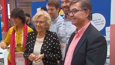 Carmena anima a leer revistas: "Las femeninas son muy buenas y muy interesantes"