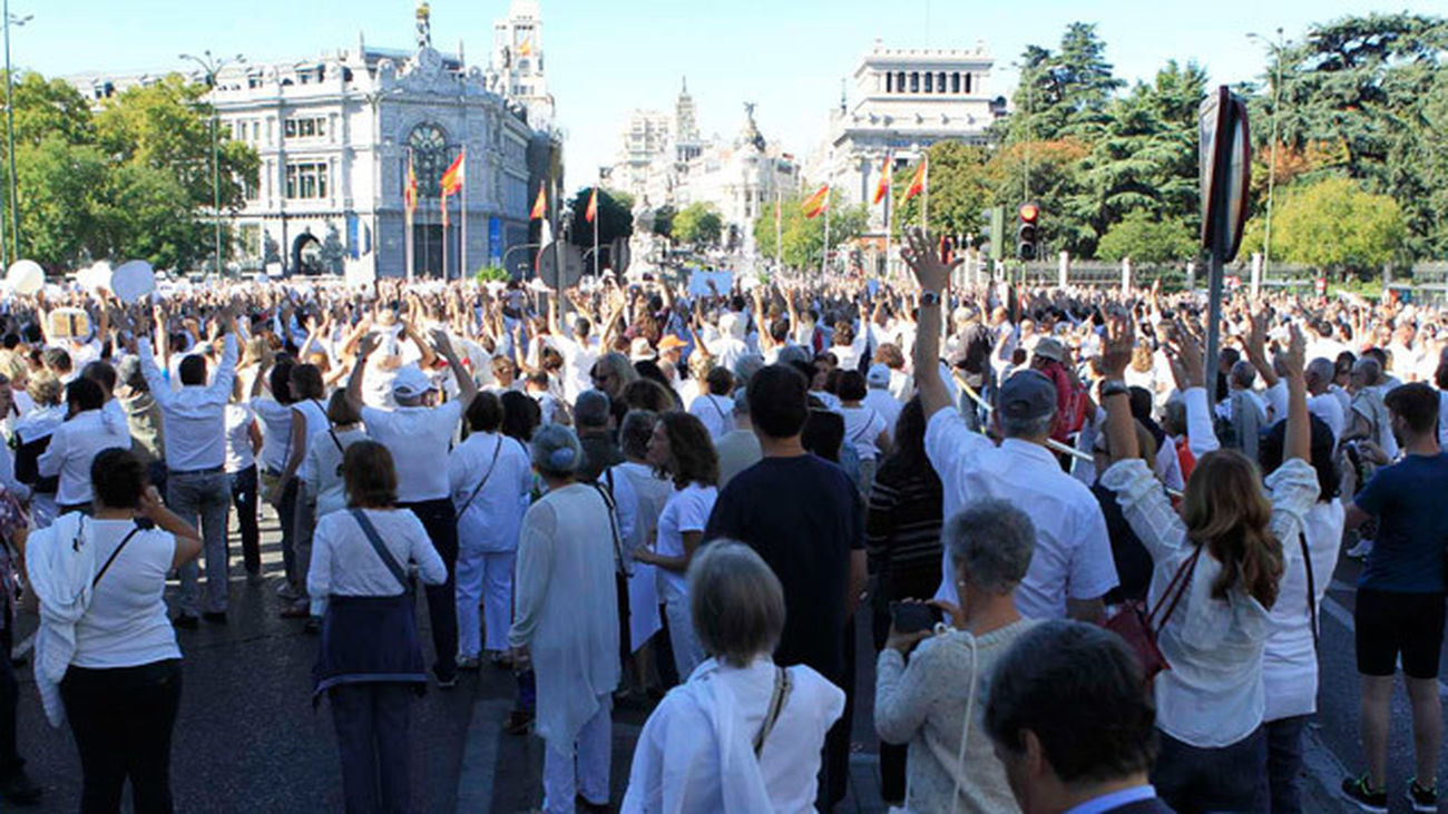 Cibeles se tiñe de blanco para  reclamar a Rajoy y Puigdemont diálogo