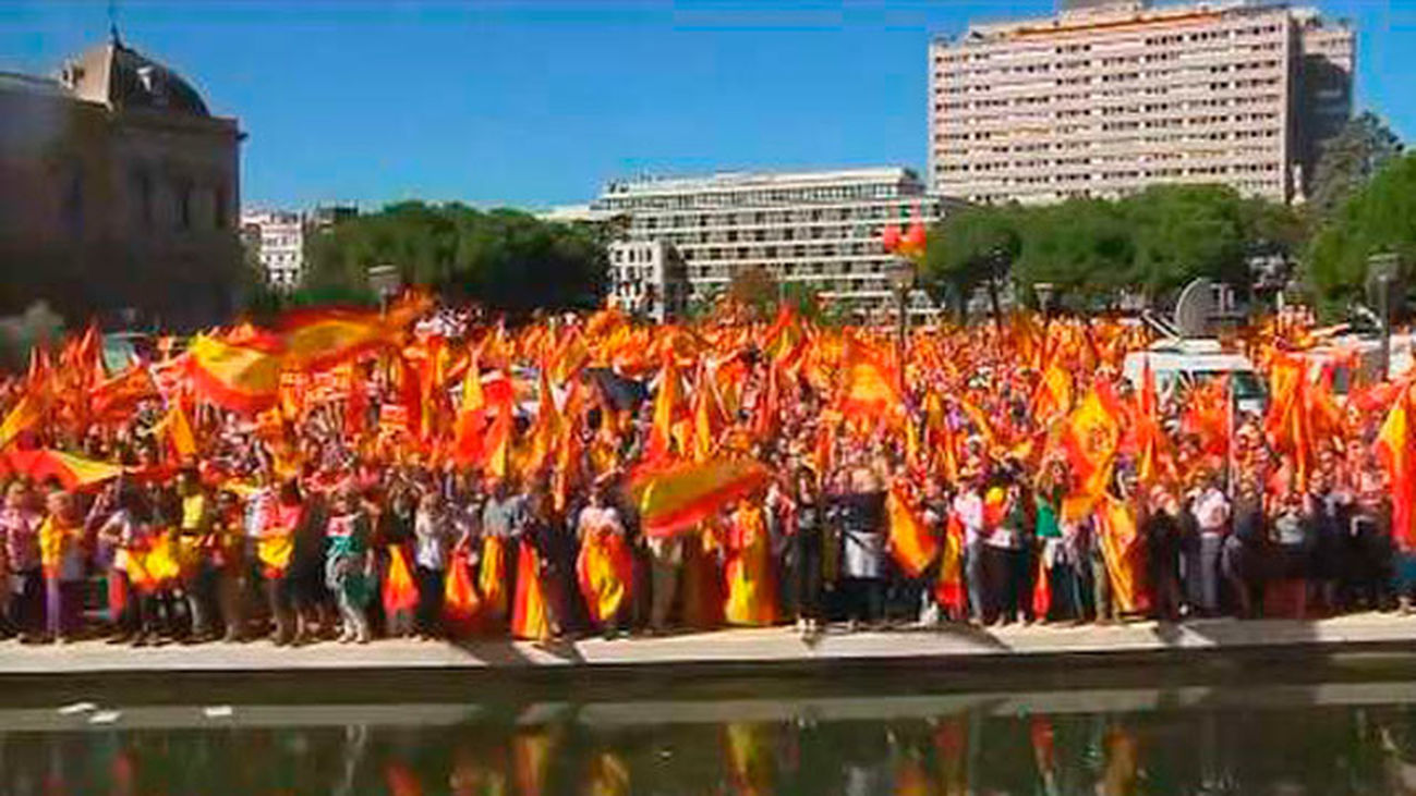 Multitudinaria concentración en la Plaza Colón "en defensa de la nación y la Constitución