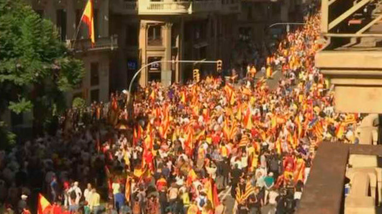 Multitudinaria manifestación en Barcelona contra la independencia