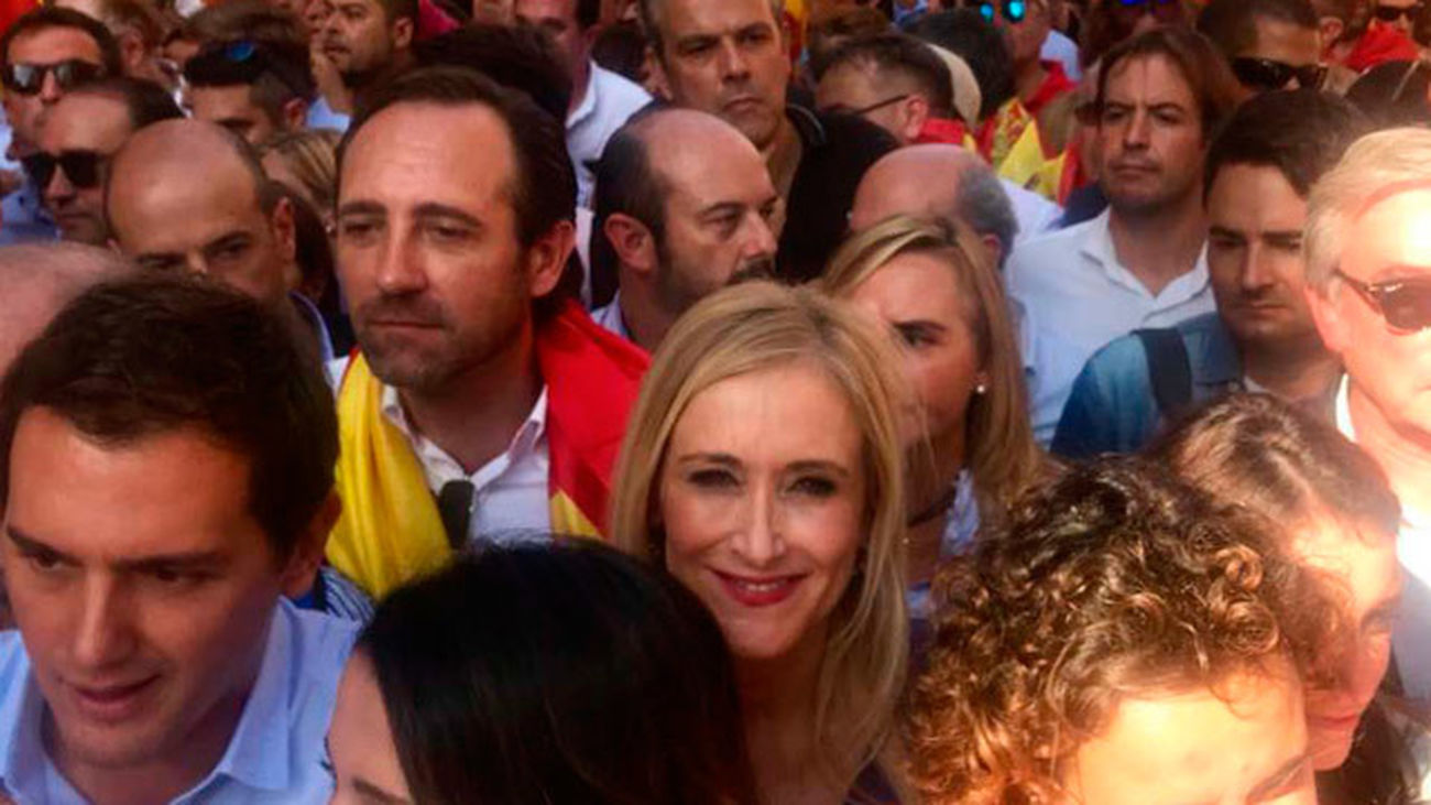 Cifuentes insta a superar "unidos" el "golpe a la democracia" en Cataluña