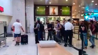 Pablo Iglesias, abucheado en la estación de Sants por manifestantes