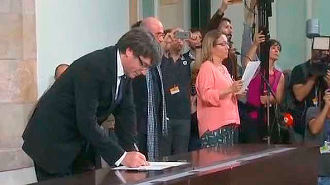Carles Puigdemont firma una declaración sobre la independencia y su suspensión