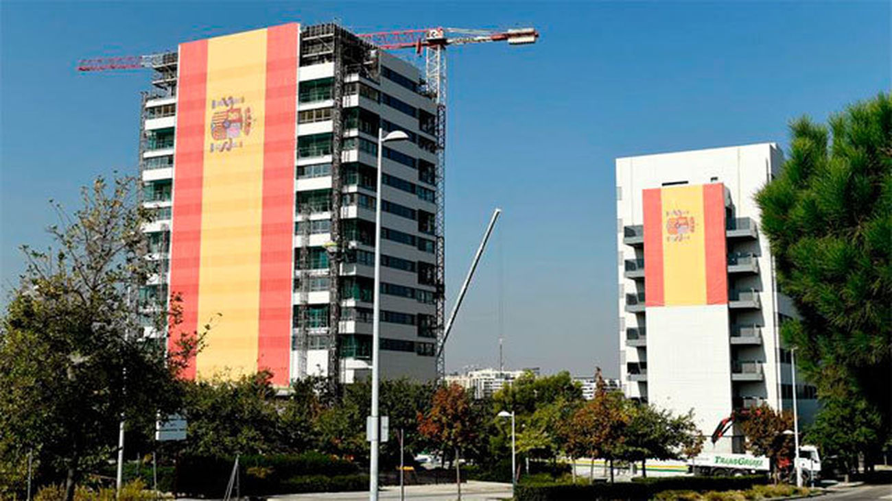 Bandera desplegada en un edificio en construcción en Valdebebas