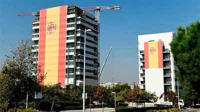 Un empresario cuelga en Valdebebas una bandera de 731  metros cuadrados