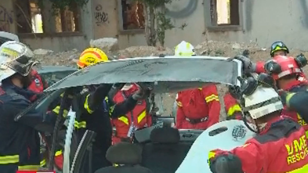 Bomberos y militares de la UME entrenan nuevas técnicas en cvaso de seísmos