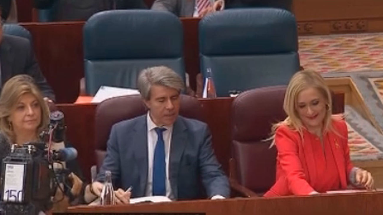 La oposición critica que Cifuentes abandone el Pleno para un acto de partido