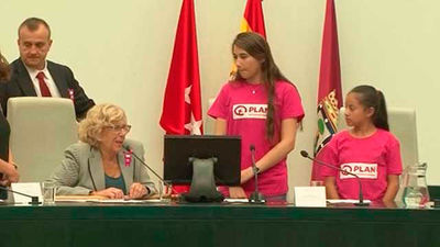 Dos niñas reciben el bastón de mando del Ayuntamiento para defender sus derechos