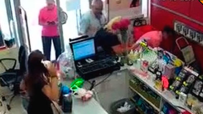 Se enfrentan a un atracador en Sevilla y frustran el robo de un comercio