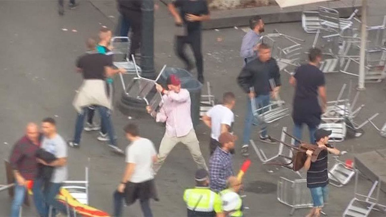Multitudinaria pelea en el centro de Barcelona tras la manifestación del 12-O