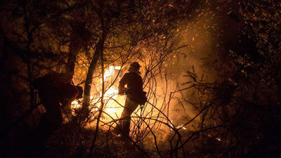 Más de 1.850 hectáreas arden en quince incendios en Ourense y Lugo
