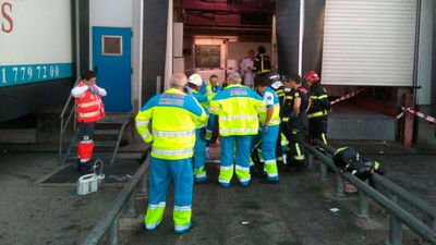 Muere un hombre atrapado en el elevador de su camión en Mercamadrid