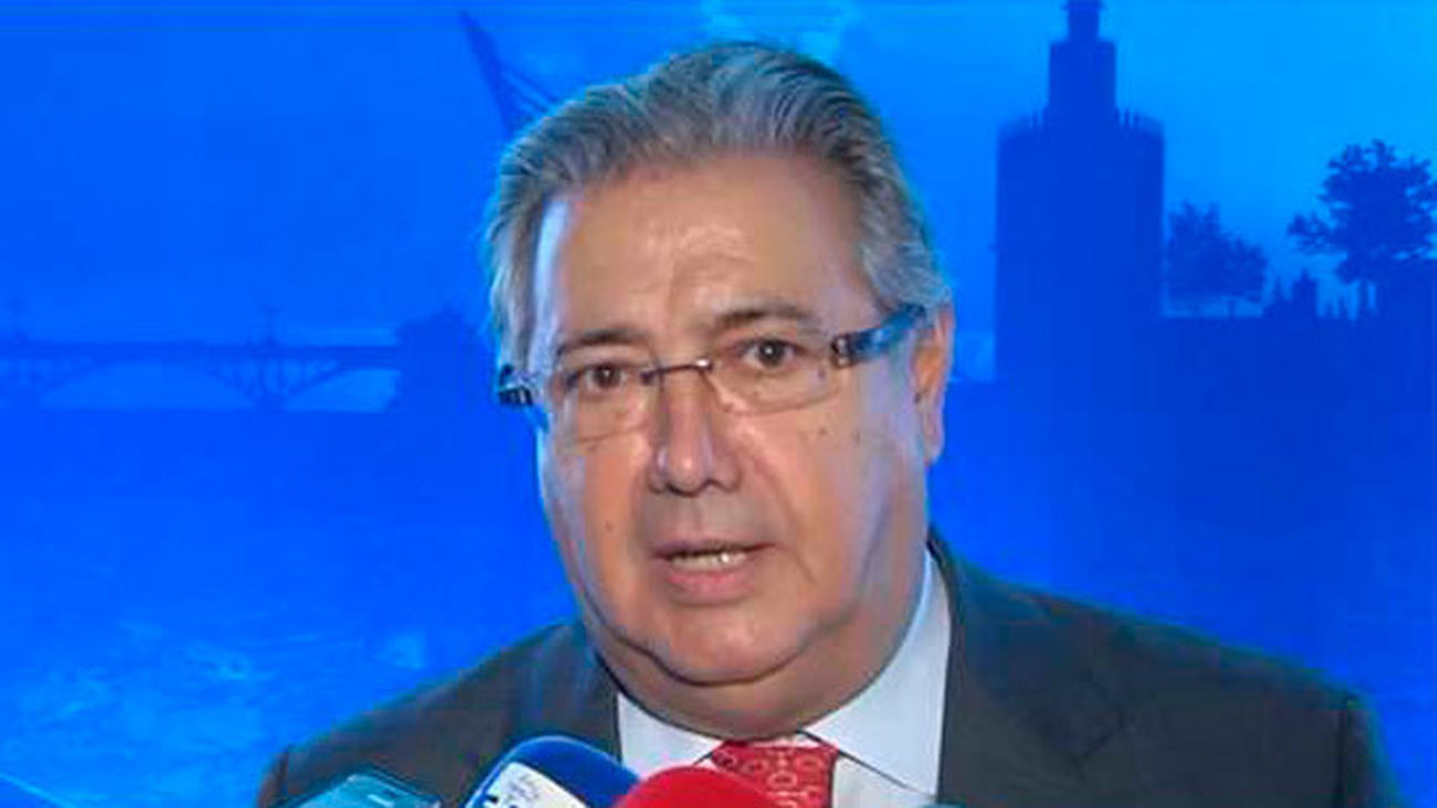 Zoido pide a Puigdemont que "recapacite y vuelva al seno de la normalidad institucional"