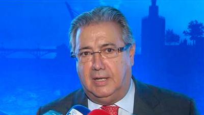 Zoido pide a Puigdemont que "recapacite y vuelva al seno de la normalidad institucional"