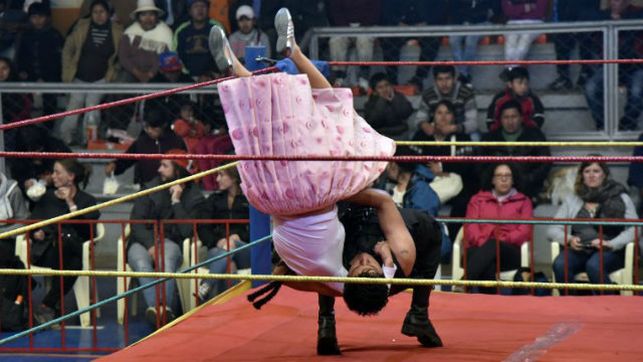 El fenómeno de las Cholitas luchadoras