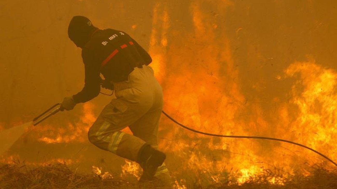 Un operario de los servicios de extinción de incendios trabaja en la zona de Zamanes, Vigo,