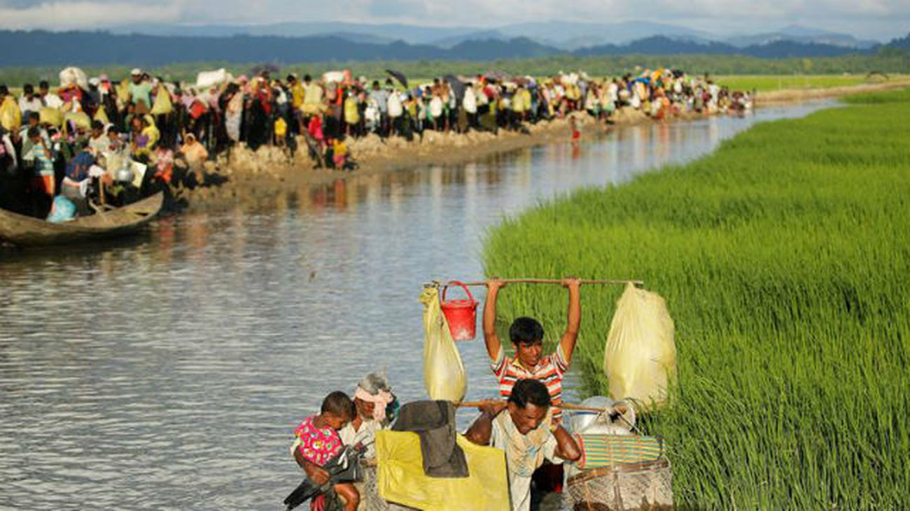 Cientos de refugiados rohinyás esperan en la frontera entre Birmania y Bangladesh