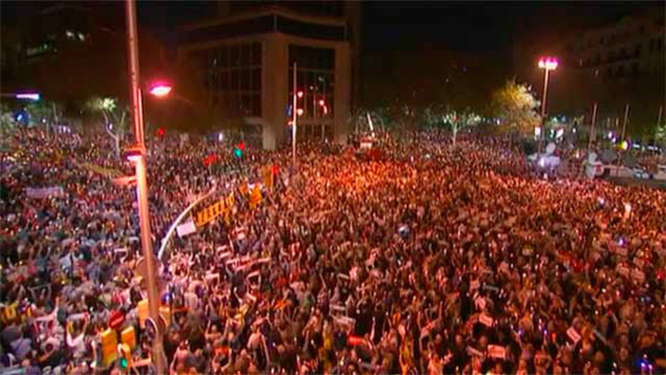 Miles de personas piden en Barcelona la libertad de Cuixart y Sánchez