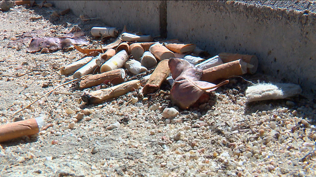 Un mar de colillas junto al Hospital La Moraleja