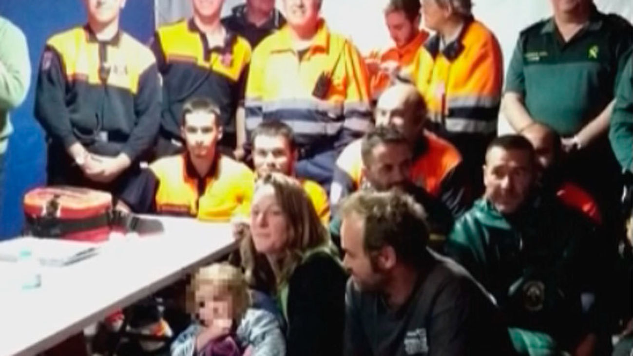 Una niña de dos años sobrevive en el monte arropada por su perro