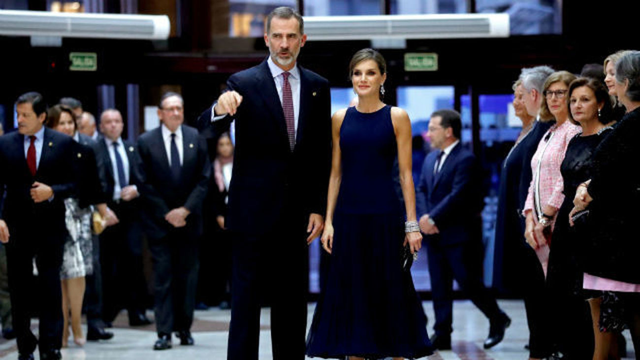 Los reyes Felipe y Letizia a su llegada al tradicional concierto de los Premios Princesa de Asturias