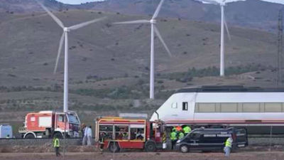 Fallecen dos personas tras arrollar un tren a un coche en un paso a nivel en Dólar (Granada)