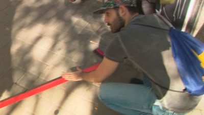 Una 'línea roja' cruza Madrid desde Usera hasta las Naves del Matadero