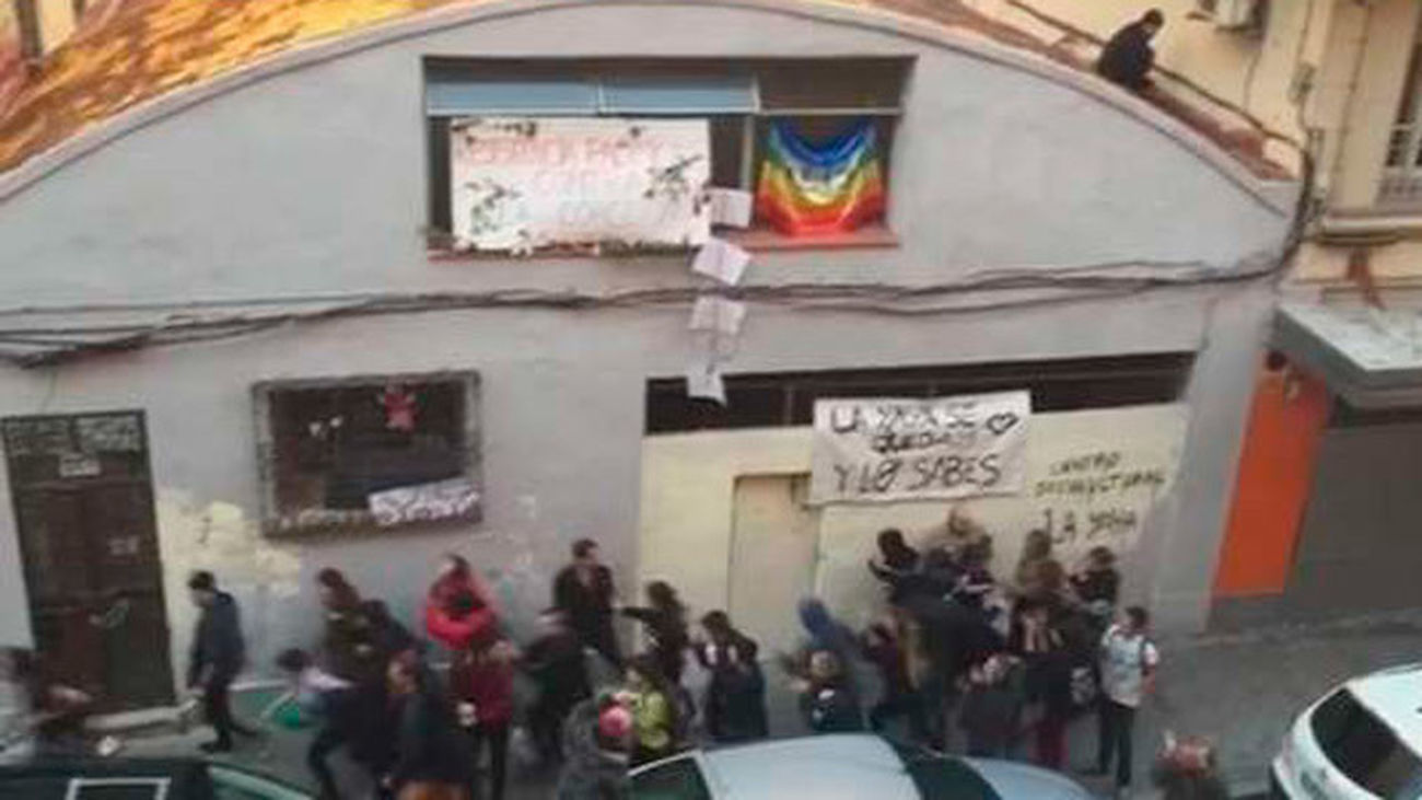 Tensión en el intento de desalojar la nave 'La Yaya'