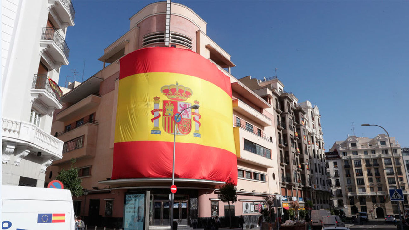 La Sala Barceló cubre su fachada con la bandera de España que ondeó en Colón