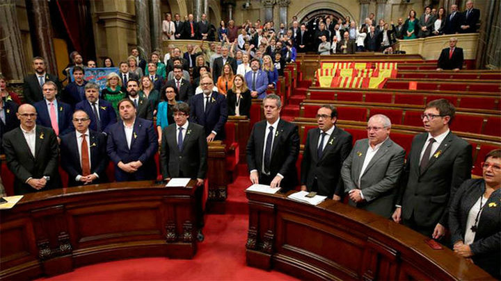 El Parlament declara la república catalana como “Estado independiente”
