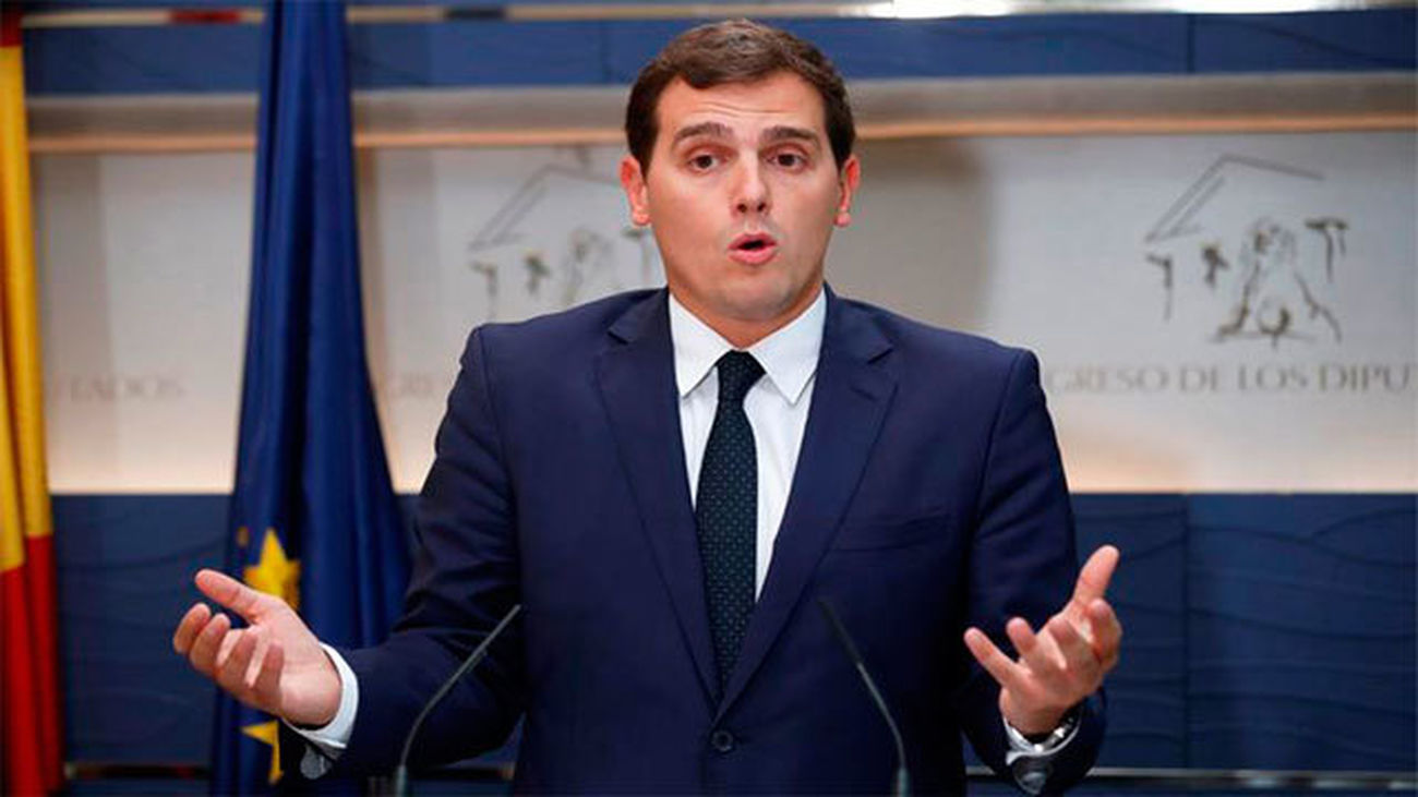 Rivera llama a defender unidos la democracia con "serenidad y sin complejos"