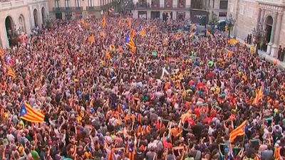 "Fuera la bandera española', reclaman los concentrados en la plaza Sant Jaume