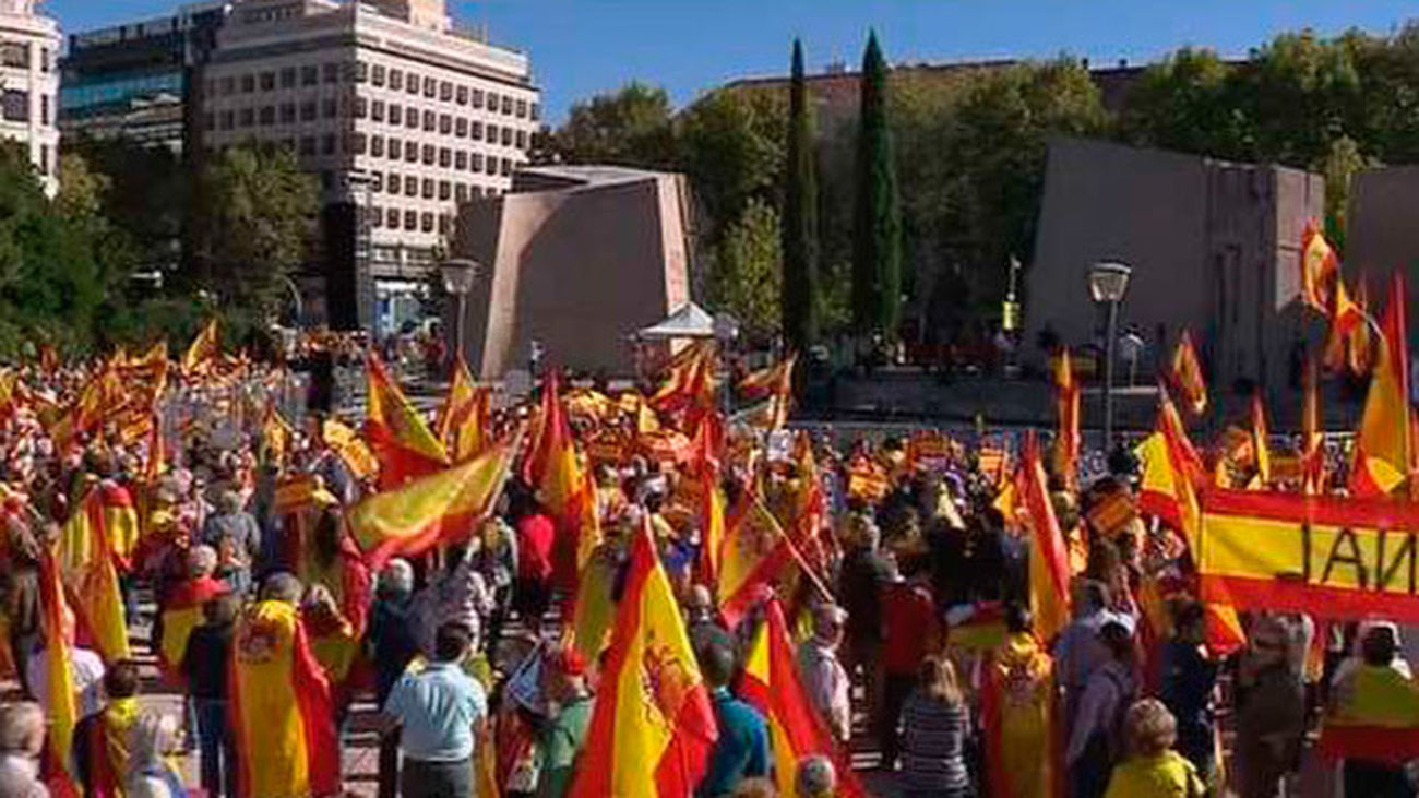 Miles de personas se concentran en la Plaza Colón en defensa de la unidad de España