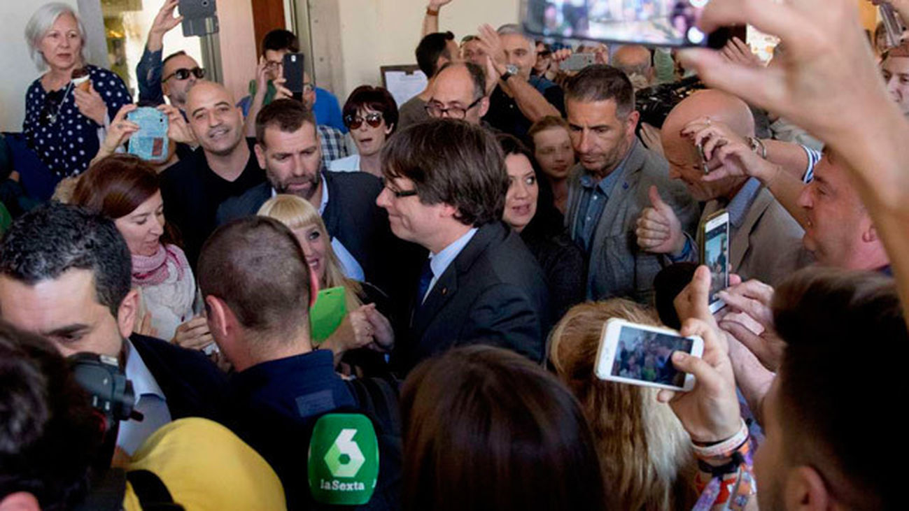 Puigdemont y su esposa pasean por  Girona