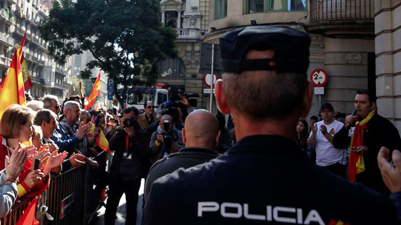 Javier Megino, vicepresidente ejecutivo y secretario general de Espanya i Catalans, lee un manifisto a favor de la Policía Naci
