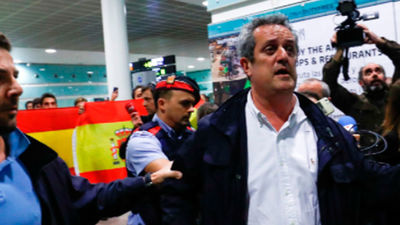 Dos exconsellers llegan a Barcelona y un grupo les recibe gritando "a prisión"