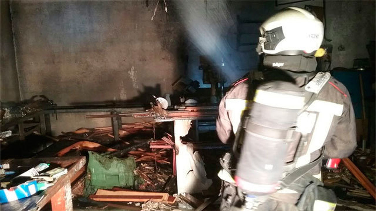 Bombero en la planta incendiada