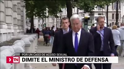 Dimite el ministro de Defensa británico acusado de conducta inapropiada