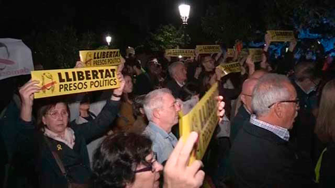 Miles de personas se manifiestan ante el Parlament contra el encarcelamiento