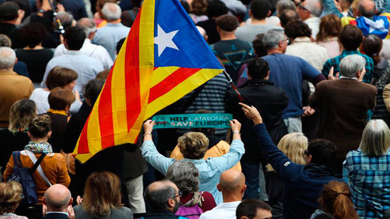 Unas 2.000 personas rechazan en la plaza Sant Jaume la causa contra el ex Govern