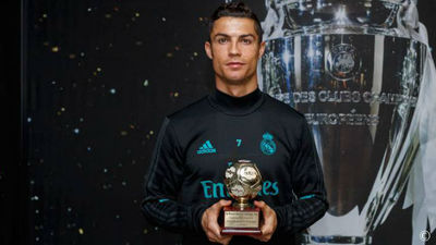 Cristiano recibe el premio al máximo goleador mundial 2016