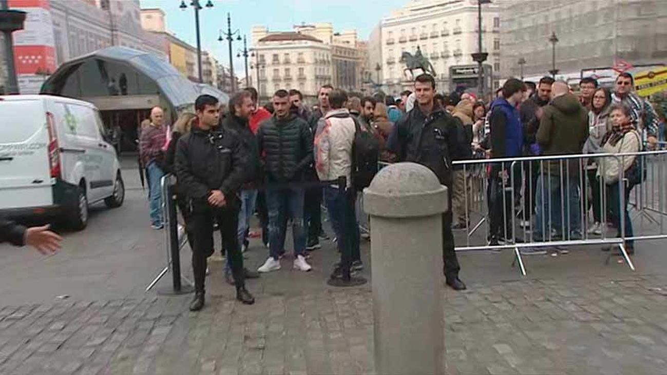 Largas colas en la Puerta del Sol por el nuevo iPhone X