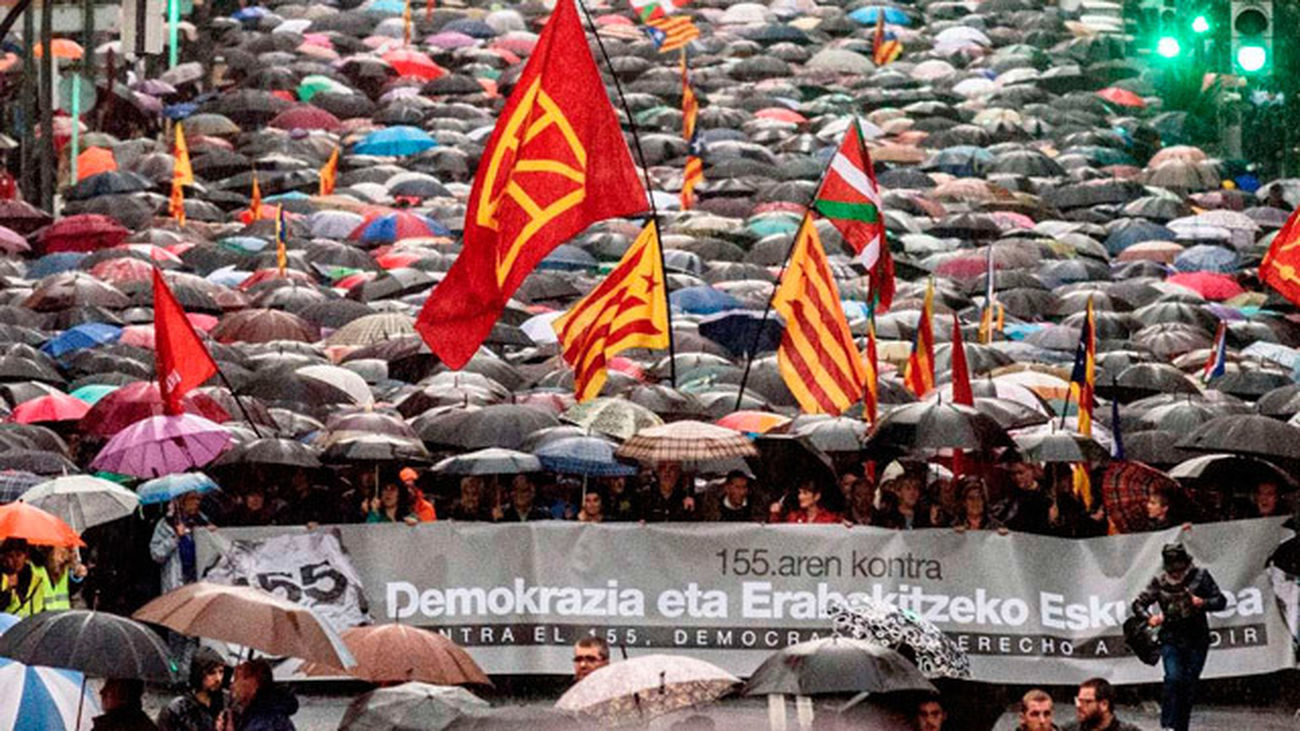 Miles de personas se manifiestan en Bilbao contra  del artículo 155 y en favor del derecho a decidir